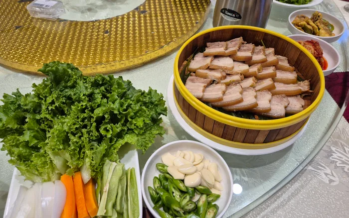 채소와 함께 차려진 보쌈