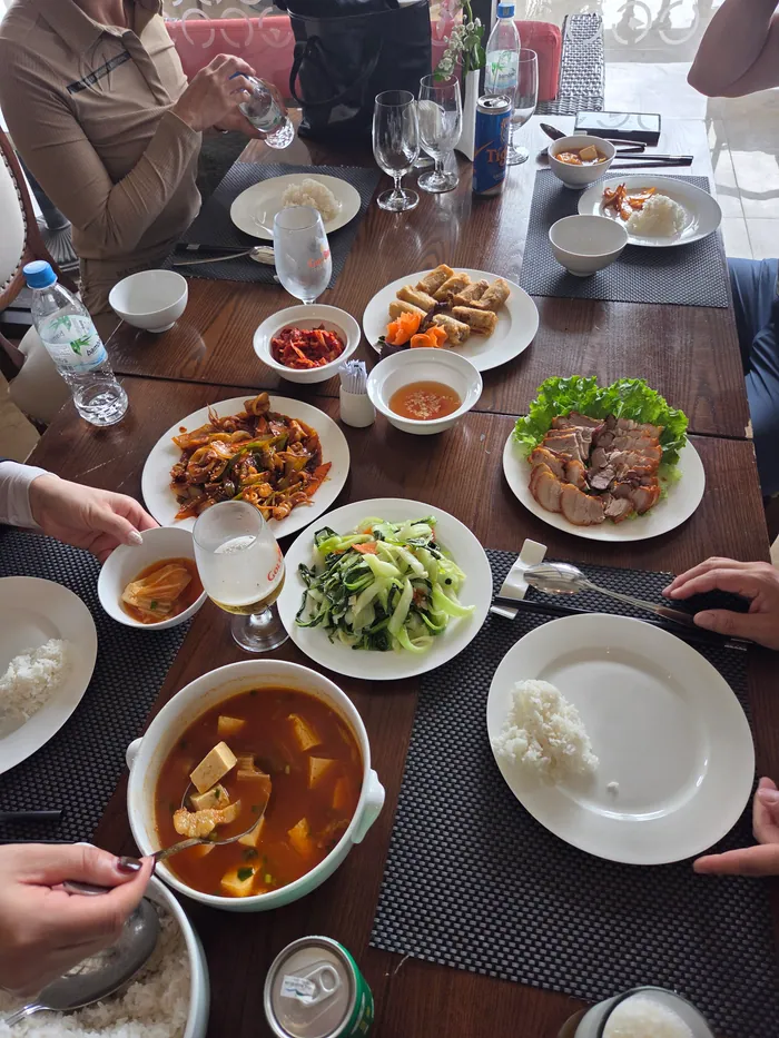 리조트 레스토랑에 차려진 점심 뷔페